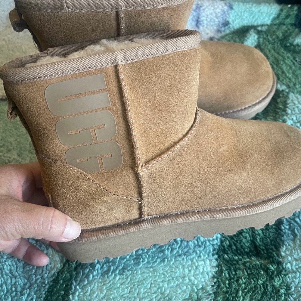 UGG CLASSIC MINI UGG RUBBER LOGO GRAPHIC CHESTNUT BOOT US size 5/ EU 36/ UK 3!